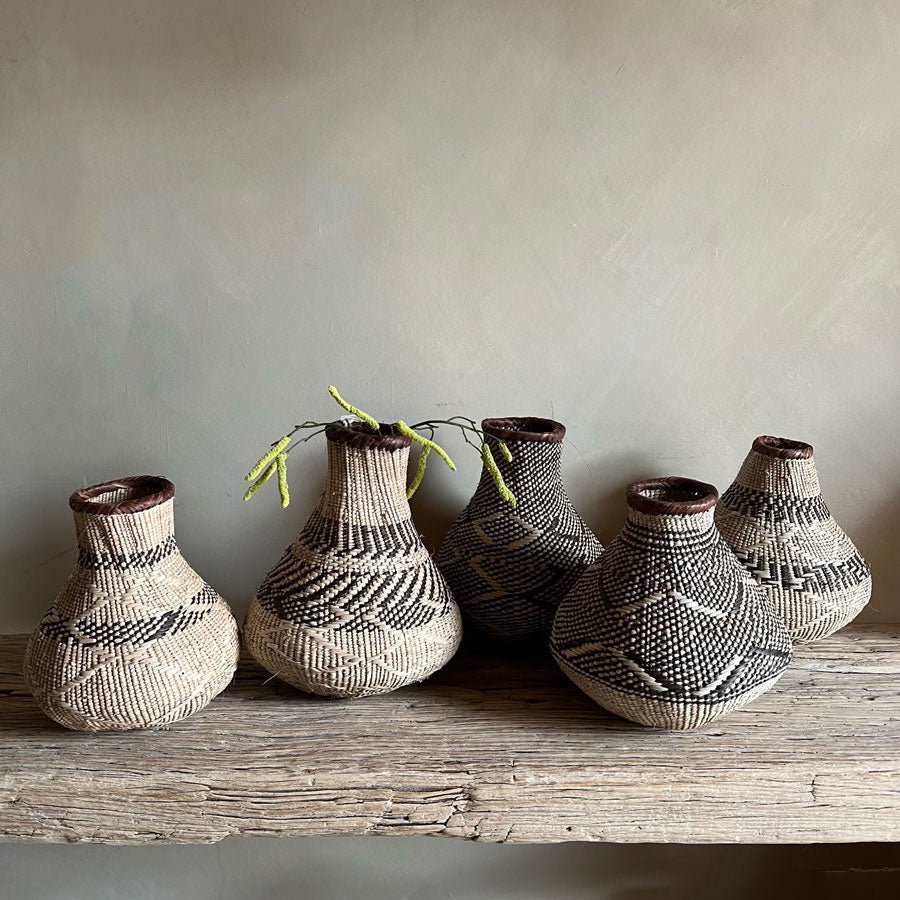 Natural woven palm vase | Jabari