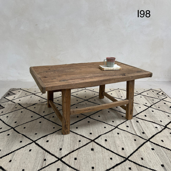 Medium Antique Coffee Tables i98
