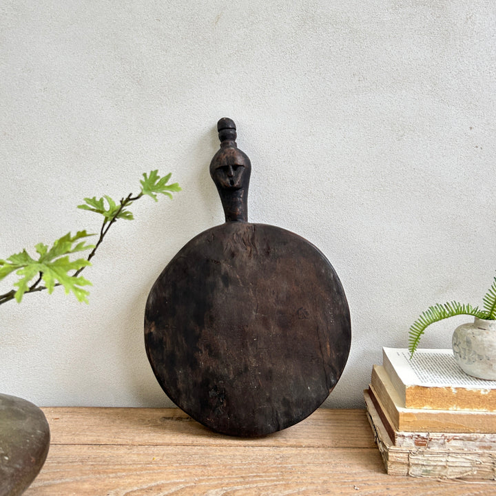 Round hand-carved wood pounding board | Rama 