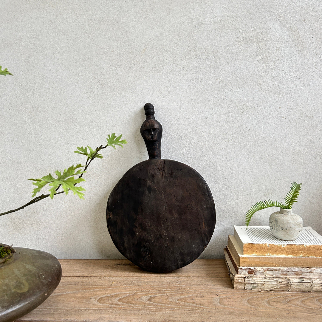 Round hand-carved wood pounding board | Rama 