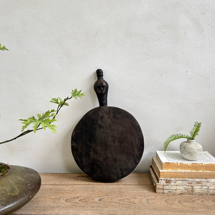 Round hand-carved wood pounding board | Rama 