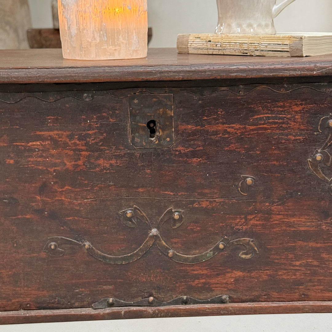 Small Antique Blanket Box | Violet 