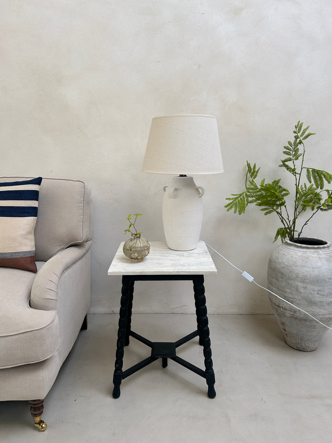 White porcelain table lamp