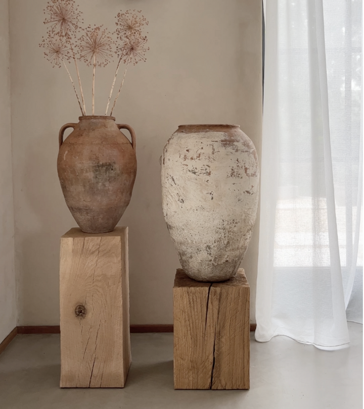 Wooden plinth 40cm with urns on top