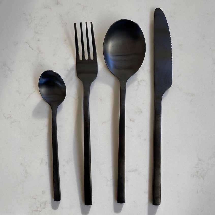 Black metal cutlery set | 16 pieces