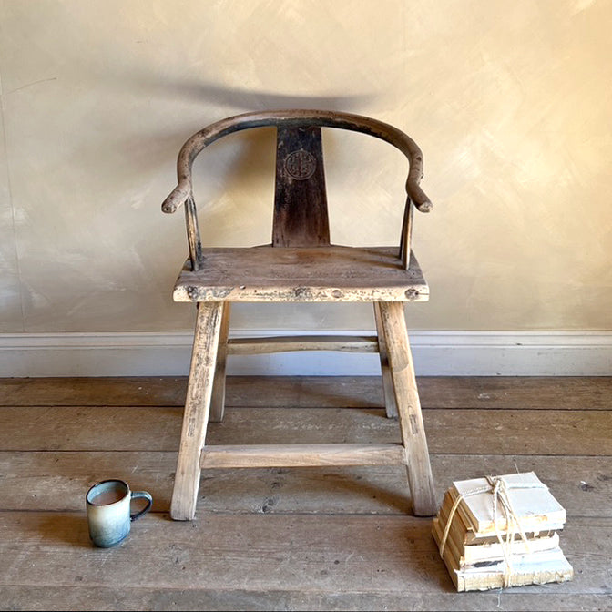 Antique horseshoe chair | Chun