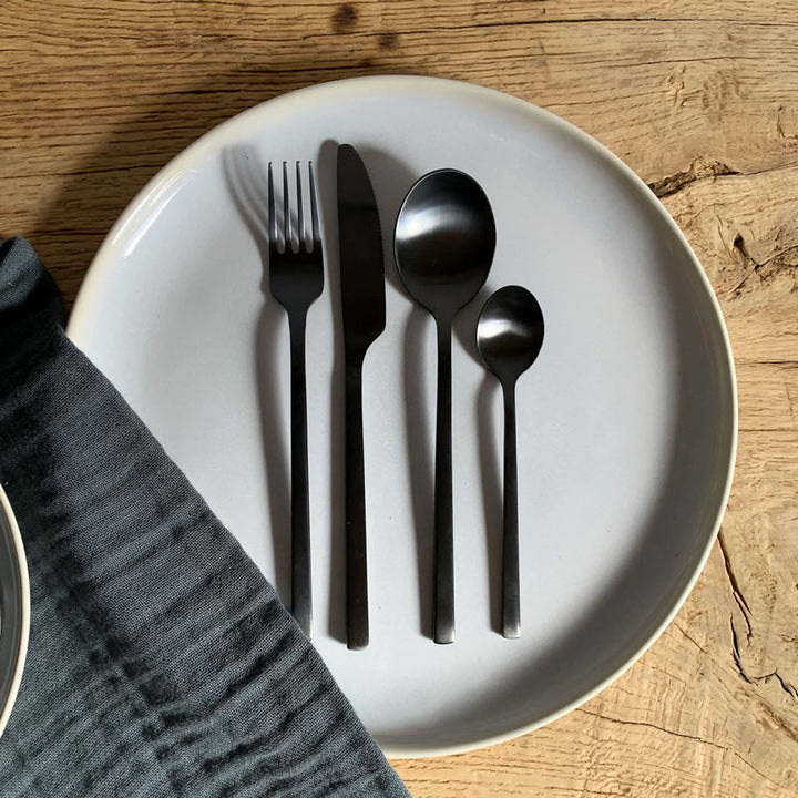 Black metal cutlery set | 16 pieces