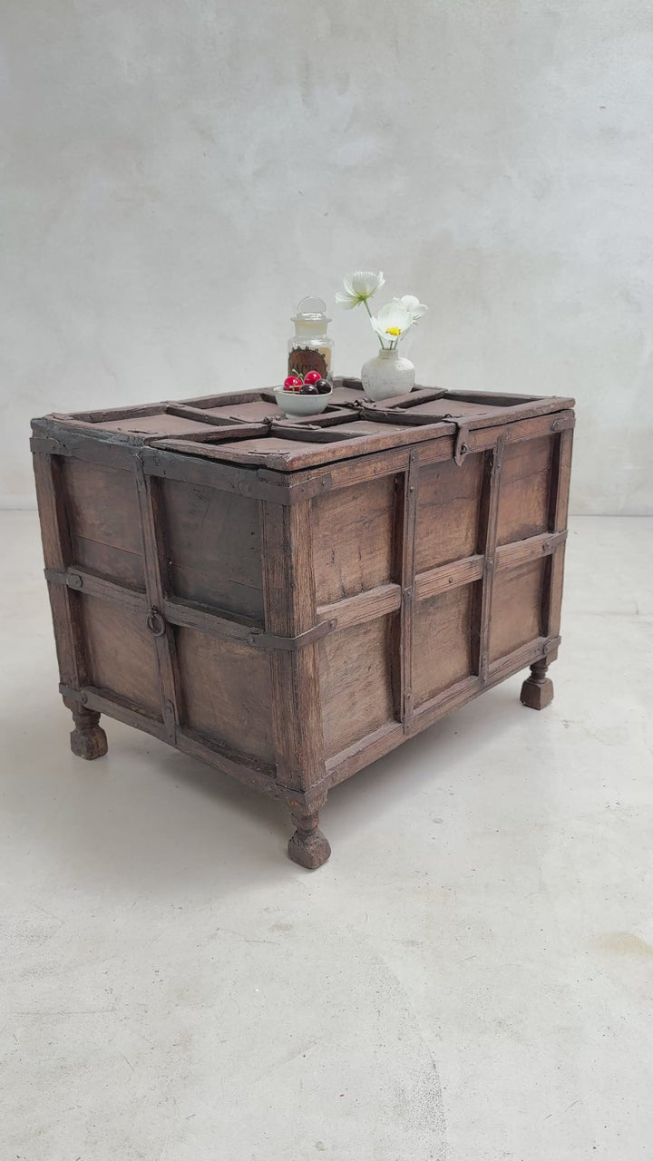 Ancient Merchants Chest | Albury