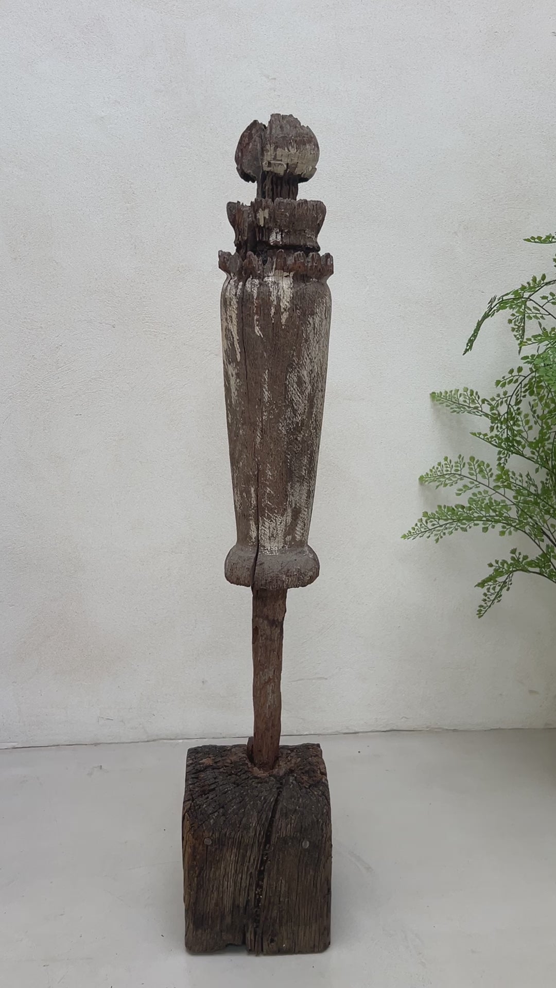 Antique rustic balustrade on stand | Putri