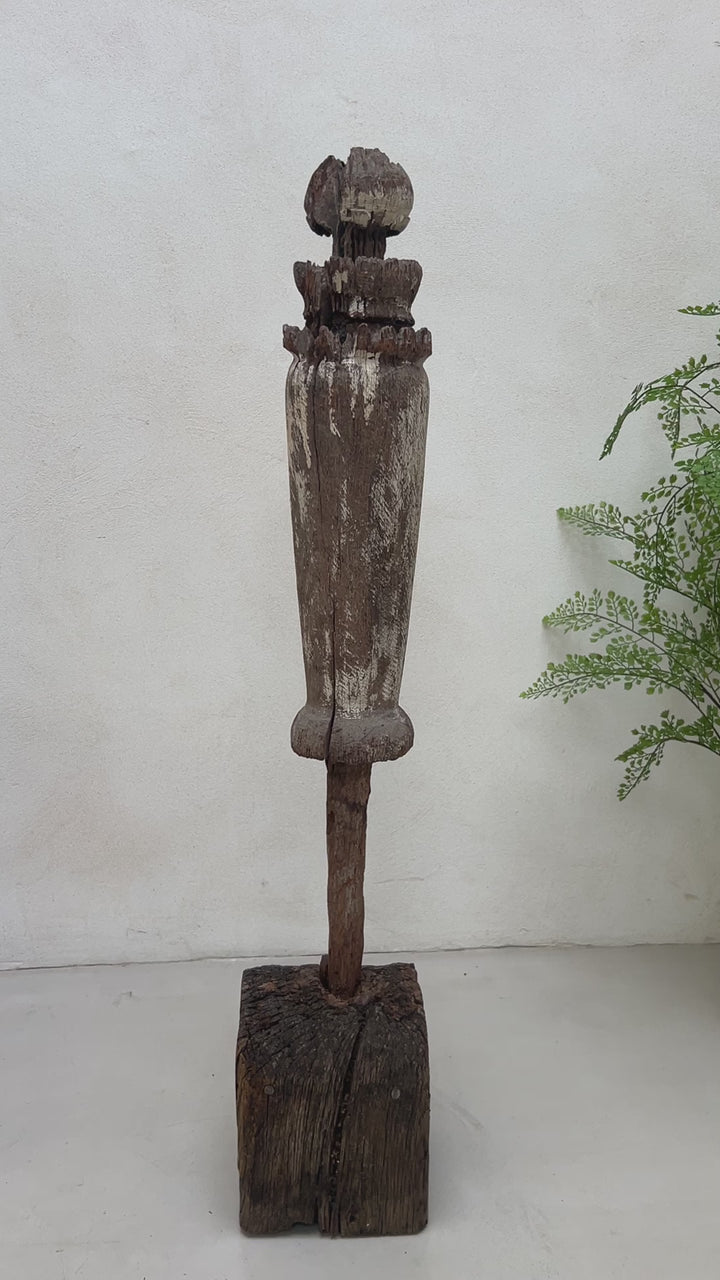 Antique rustic balustrade on stand | Putri