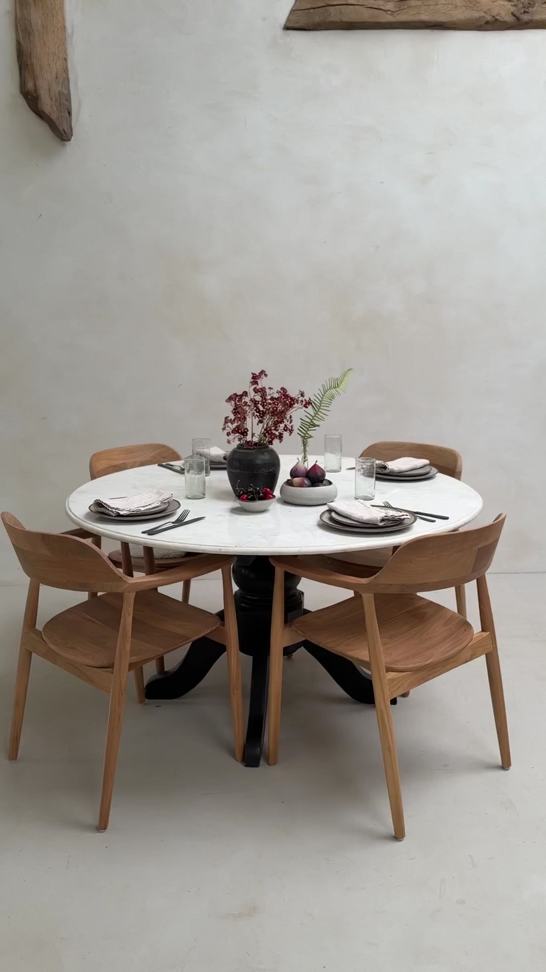 Antique round white Cararra marble table | 136cm