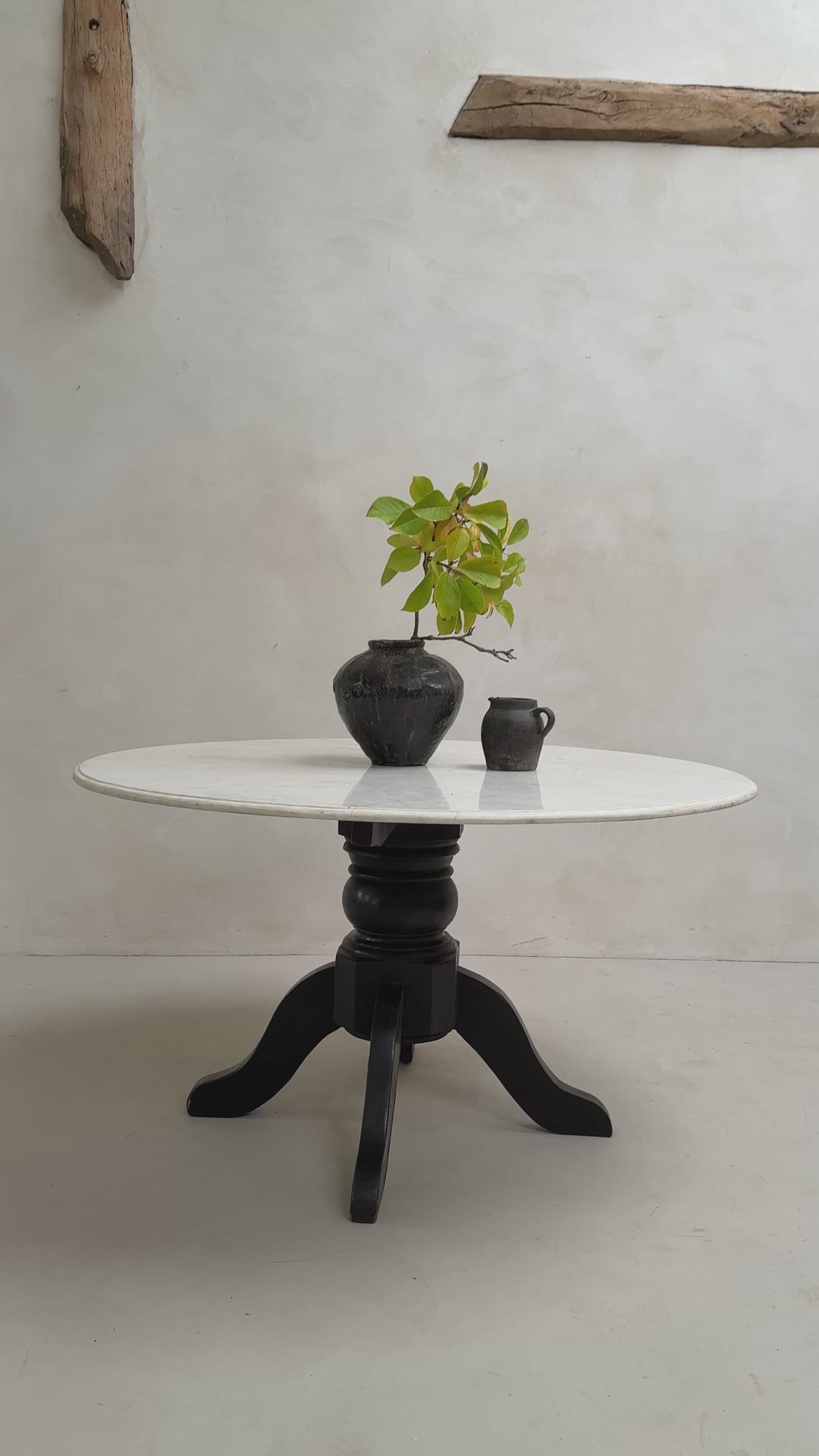 Antique round white Cararra marble table | 136cm