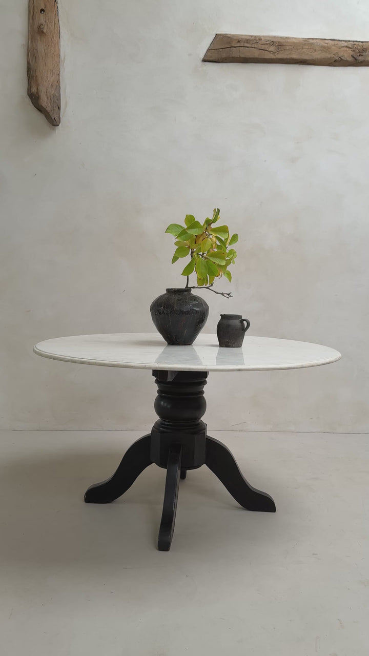 Antique round white Cararra marble table | 136cm