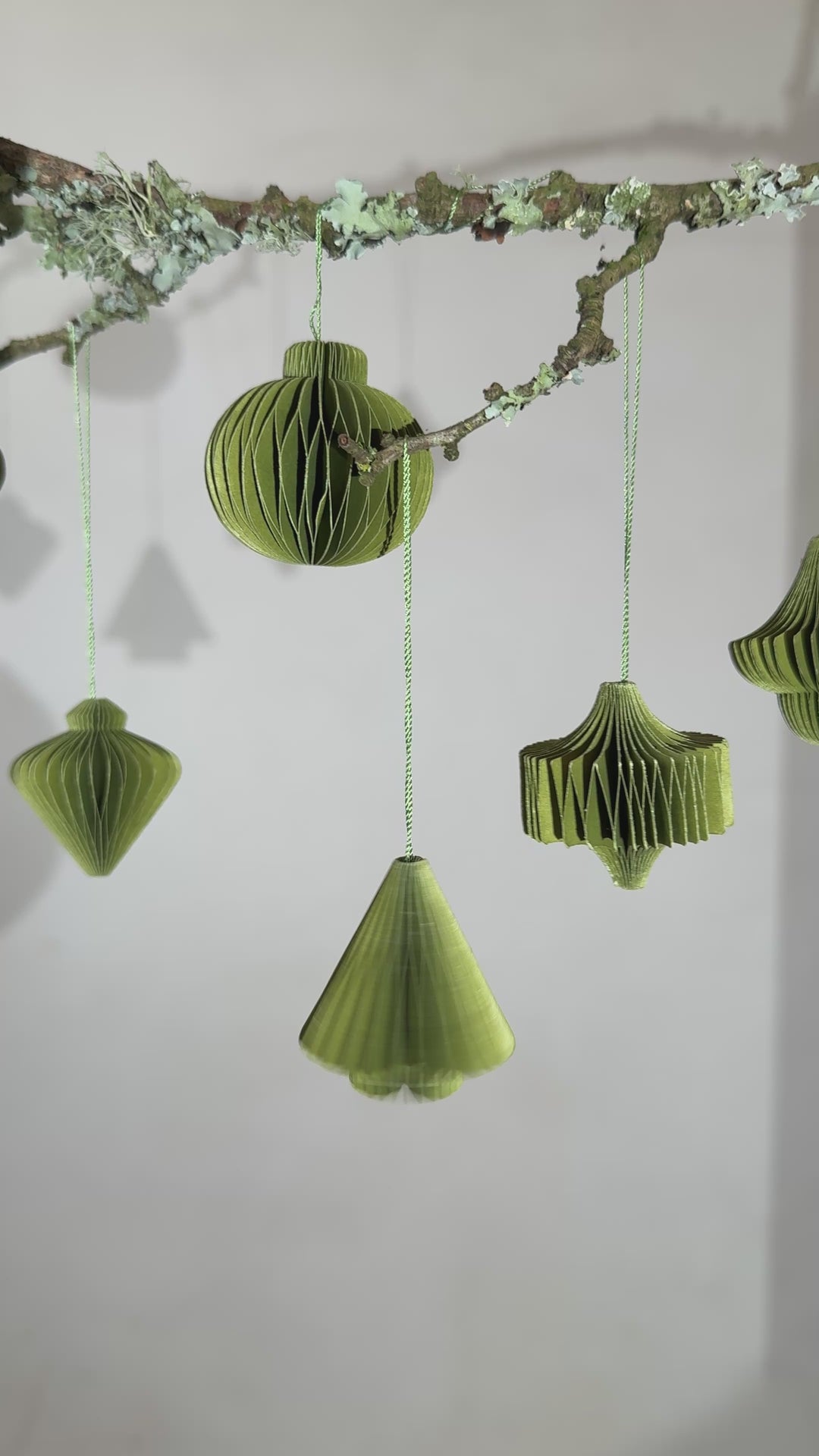 Box of six folded paper traditional decorations | Green