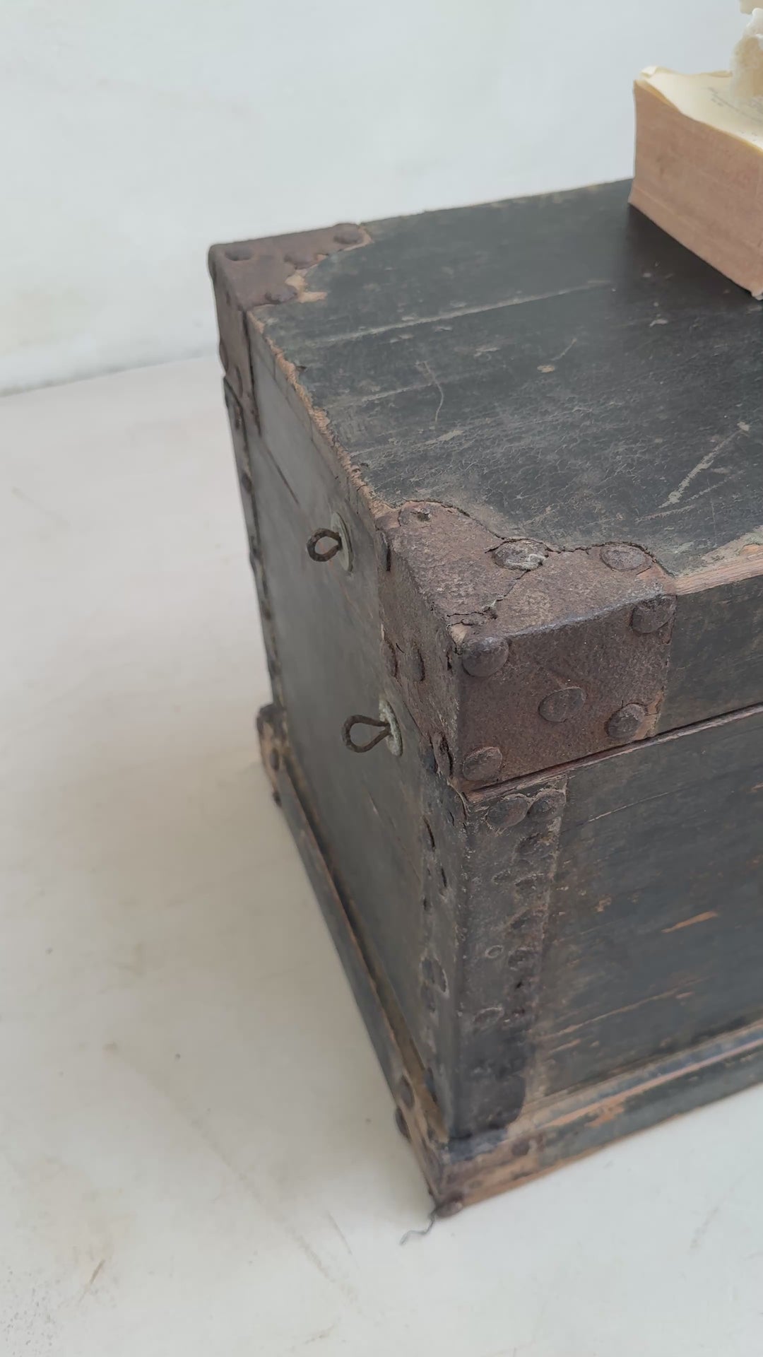 Antique blanket box storage trunk | Austell